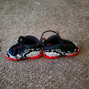 Nike little posite pro TD Albino Snakeskin Blk/Red